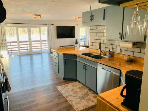 *quiet* Chena *riverfront* Beach House In Town