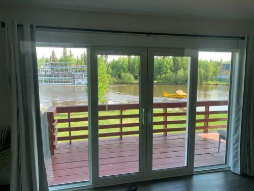 *quiet* Chena *riverfront* Beach House In Town