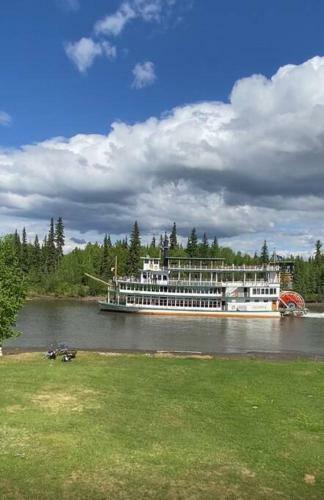 *quiet* Chena *riverfront* Beach House In Town