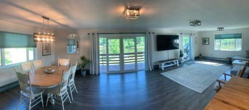 *quiet* Chena *riverfront* Beach House In Town