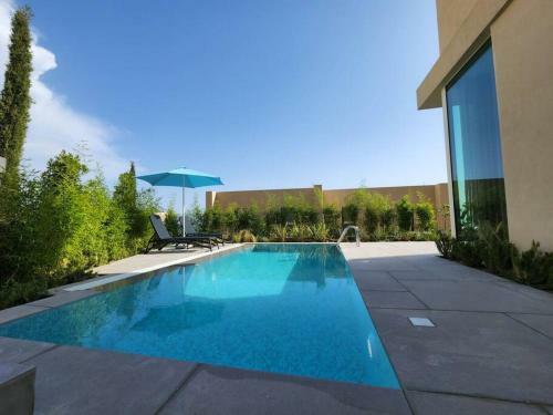 Spacious Swimming Pool Villa 99, Palas�