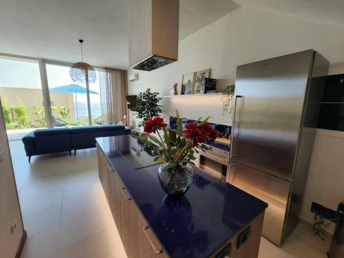 Spacious Swimming Pool Villa 99, Palas�