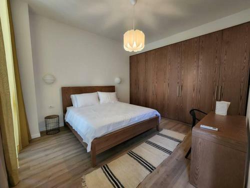 Spacious Swimming Pool Villa 99, Palas�