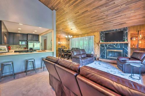 Captivating Juneau Escape Deck, Water Views!