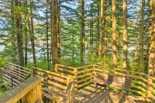 Captivating Juneau Escape Deck, Water Views!