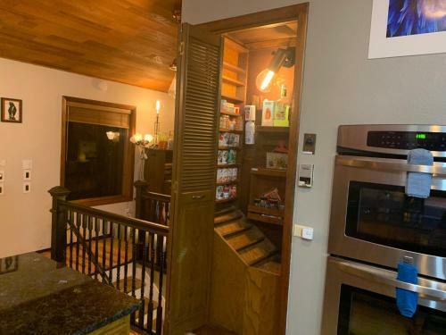 Riverfront Home W/ Sauna, Tub & Beautiful Views