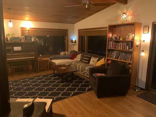 Riverfront Home W/ Sauna, Tub & Beautiful Views