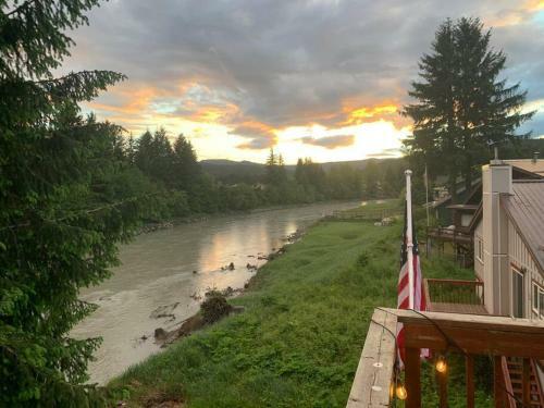 Riverfront Home W/ Sauna, Tub & Beautiful Views