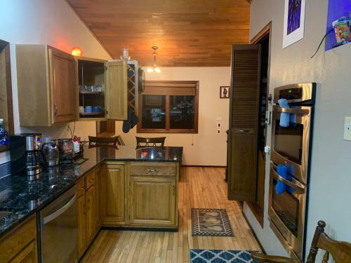 Riverfront Home W/ Sauna, Tub & Beautiful Views