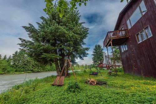Riverfront Home W/ Sauna, Tub & Beautiful Views