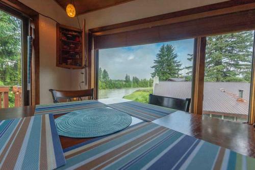 Riverfront Home W/ Sauna, Tub & Beautiful Views