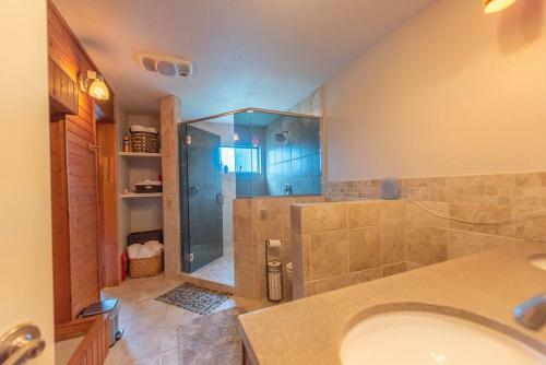 Riverfront Home W/ Sauna, Tub & Beautiful Views