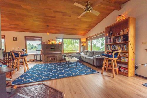 Riverfront Home W/ Sauna, Tub & Beautiful Views