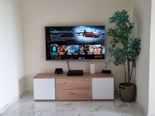 Modern 2 Bedroom, Sea View Apartment.