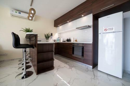 Modern 2 Bedroom, Sea View Apartment.