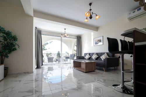 Modern 2 Bedroom, Sea View Apartment.