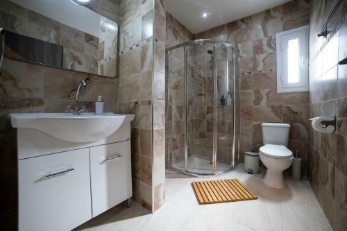 Modern 2 Bedroom, Sea View Apartment.
