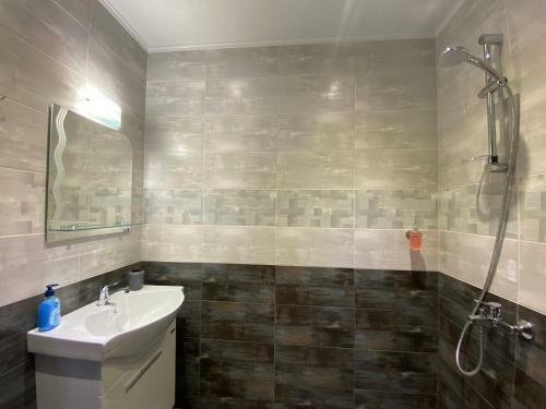 Bright Apartment For 5 Guests With Free Parking