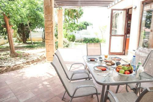 Est�a ? Coral Tree Villa In Kissonerga