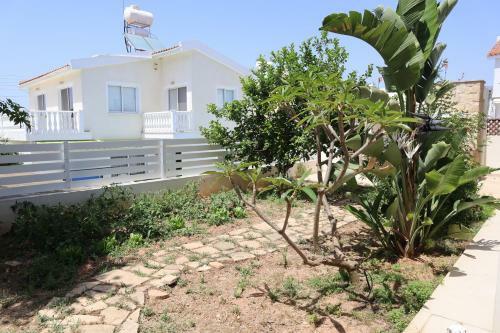 Est�a ? Coral Tree Villa In Kissonerga