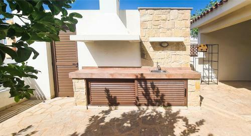 Est�a ? Coral Tree Villa In Kissonerga