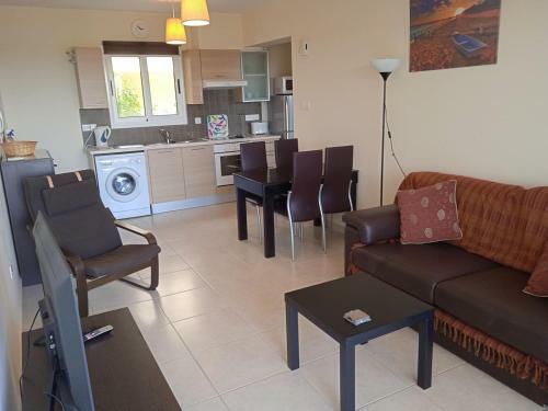 Cosy One Bedroom Apartment With Communal Pool
