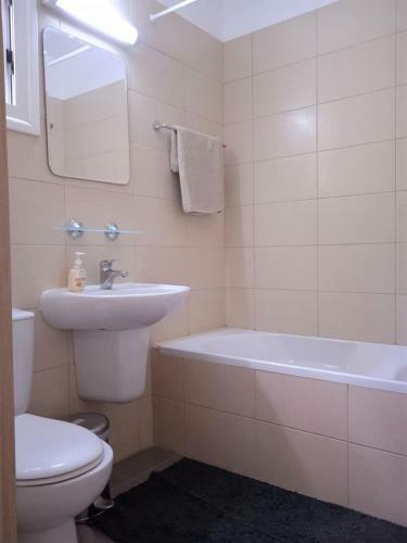 Cosy One Bedroom Apartment With Communal Pool