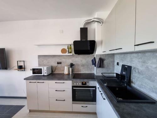 Cozy Bright 2bd Apartment With Sea View