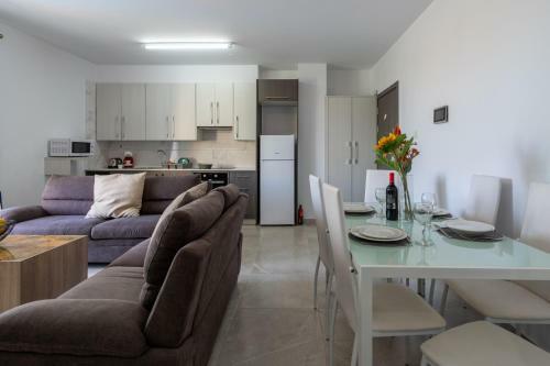 Apartamento Brightly Lit 1- Br In Larnaca W/ Pool