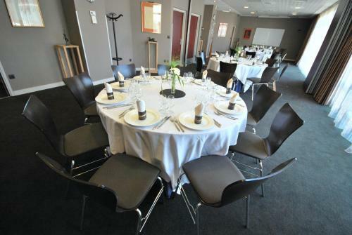 Logis Hotel De Loire Rest. Les Bateliers
