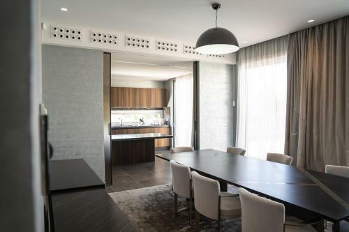 Luxury Villa Next To Parklane Hotel.