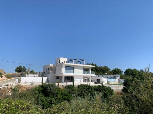 Villa Chrysanthia 2- Brand New 4 Bedroom Villa
