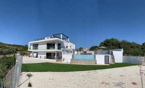 Villa Chrysanthia 2- Brand New 4 Bedroom Villa
