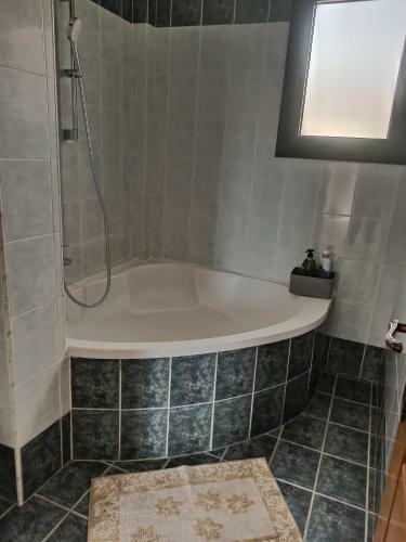 2bd Private Townhouse In Quite Area Near Amenities