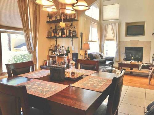 2 Br Townhome Loft With 4 Beds