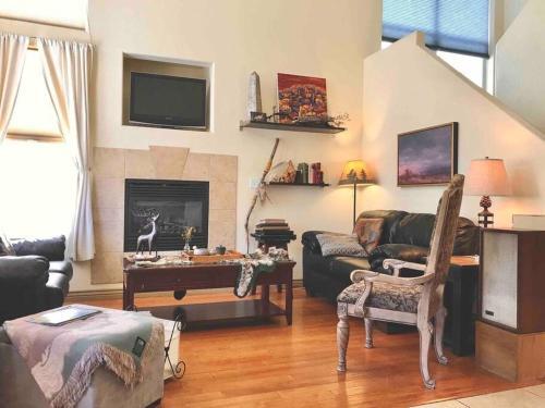 Southside Flagstaff Townhome Master Suite