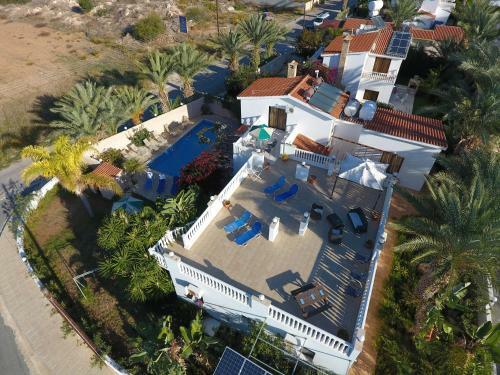 Lovely 7 Bedroom Villa