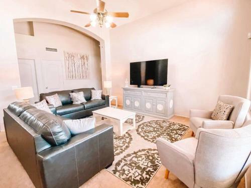 Villa Pet Friendly! Huge Pool House With Fun Backyard