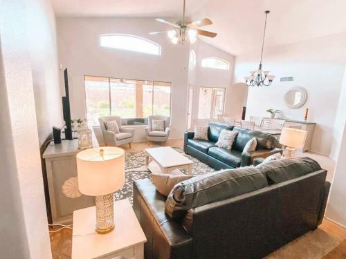 Villa Pet Friendly! Huge Pool House With Fun Backyard