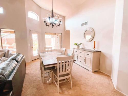 Villa Pet Friendly! Huge Pool House With Fun Backyard