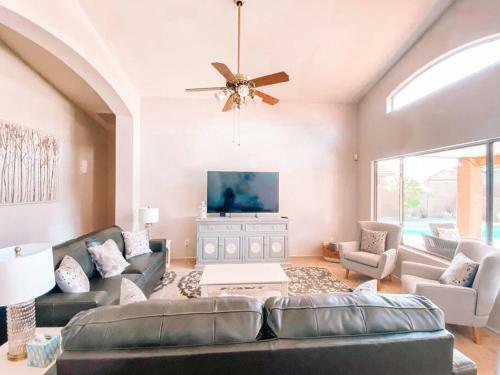 Villa Pet Friendly! Huge Pool House With Fun Backyard