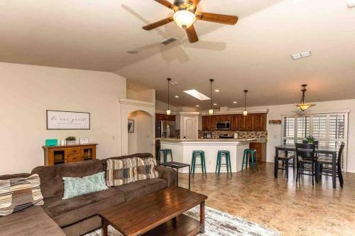 Hot Tub . Spacious . Pets . Central . Boat Parking