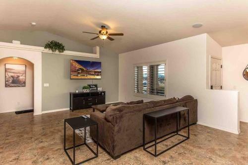 Hot Tub . Spacious . Pets . Central . Boat Parking