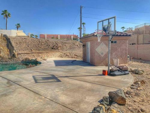 Ultimate Backyard-pool/spa. Slide. Lakeview. Ball