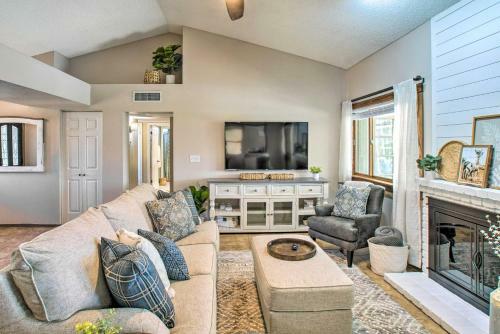 Bright Az Oasis With Fire Pit, Yard And Grill!