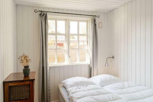 Sommerhus T�t Ved Vib�k Strand Og Ebeltoft.