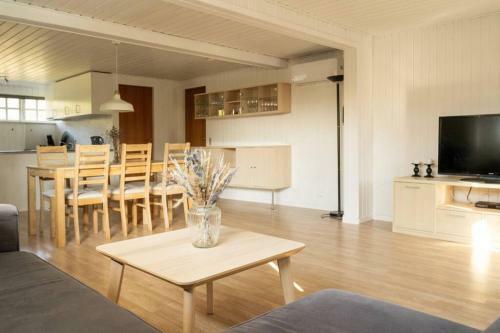 Sommerhus T�t Ved Vib�k Strand Og Ebeltoft.