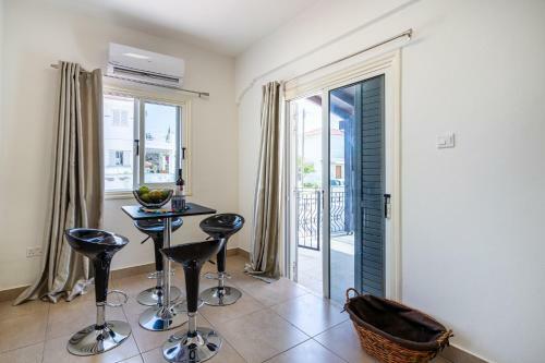 Seashore 3-br Villa In Oroklini