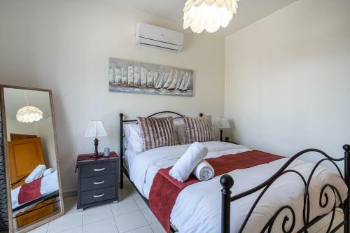 Seashore 3-br Villa In Oroklini