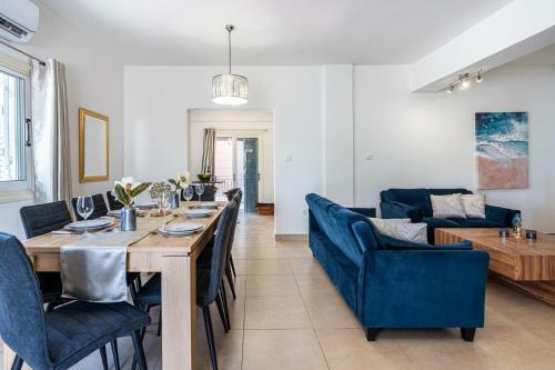 Seashore 3-br Villa In Oroklini